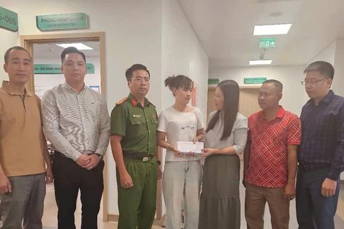 Thăm hỏi chiến sĩ bị thương trong khi làm nhiệm vụ chữa cháy, cứu nạn cứu hộ