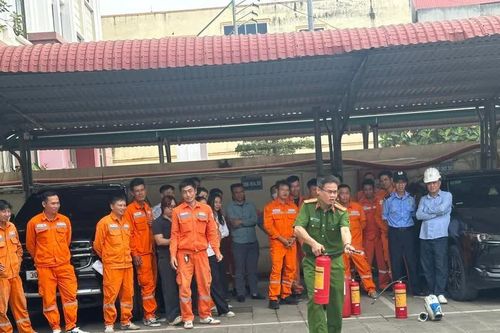 Nâng cao kỹ năng phòng cháy cho cán bộ, công nhân viên Công ty điện lực Thạch Thất