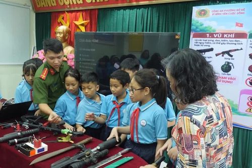 Tăng cường tuyên truyền pháp luật về vũ khí, pháo trong trường học