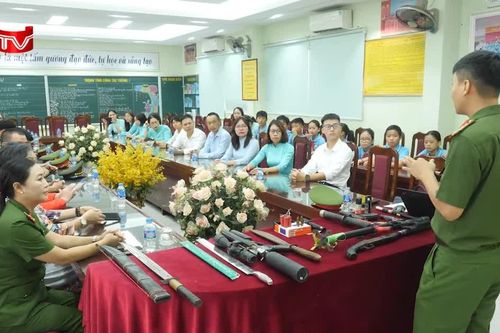 Công an phường Bồ Đề tuyên truyền phòng, chống vũ khí, vật liệu nổ tại trường học