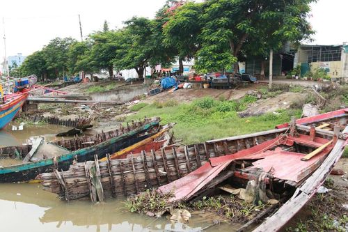 Nghệ An: Tàu hỏng bủa vây khu neo đậu Lạch Vạn