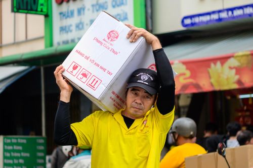 'Mùa' xếp hàng mua bánh ở TP.HCM