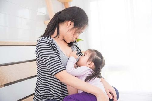 Có nên tiếp tục cho con bú khi đang mang thai?