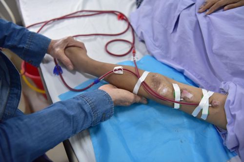 21 tuổi, suy thận giai đoạn 4 vì loại nước uống thường xuyên