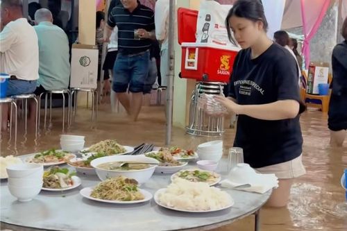 Quan khách xắn quần tới gối, đứng ăn cỗ vì ngập lụt ở Quảng Trị
