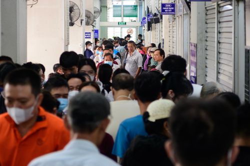 Hình ảnh đông nghịt kỷ lục ở Bệnh viện Chợ Rẫy