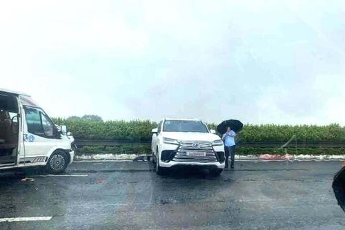 Lexus gây tai nạn liên hoàn trên cao tốc