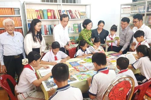 Khánh Hòa: Trao tặng 937 đầu sách cho Thư viện xã Diên Khánh
