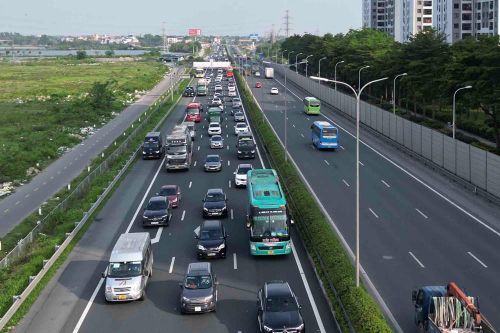 Xử phạt lỗi không giữ khoảng cách trên cao tốc cần có lộ trình