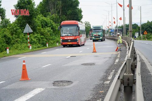 Mới đầu mùa mưa, mặt đường Quốc lộ 1 qua Huế đã xuất hiện nhiều ổ gà