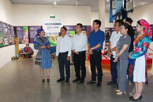 Quảng bá di sản văn hóa Mông qua câu chuyện sợi lanh