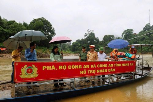 Đưa phà vào phục vụ người dân vùng cao Nghệ An bị lũ chia cắt