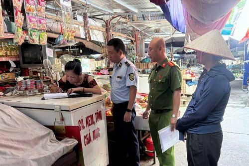 Tuyên Quang triển khai 8 nhóm giải pháp chống buôn lậu, hàng giả