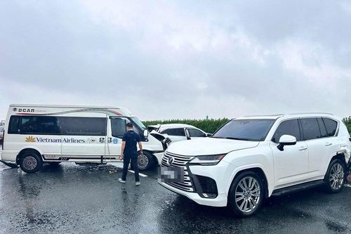 Xe Lexus chèn ép, lạng lách, dừng xe trên cao tốc có dấu hiệu tội phạm