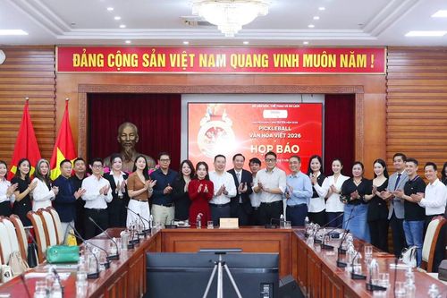 Dàn nghệ sĩ hào hứng tại buổi họp báo Giải Pickleball Báo Văn Hóa năm 2026