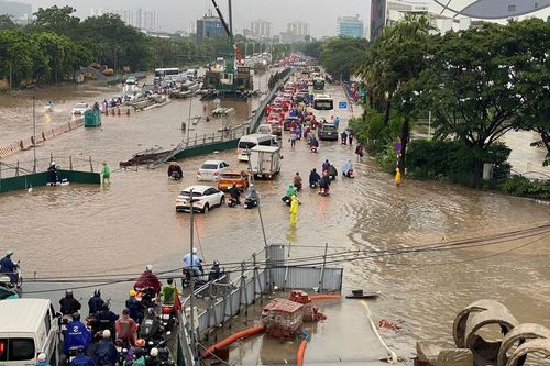 Mưa mưa lớn kéo dài, Hà Nội ngập nhiều tuyến phố