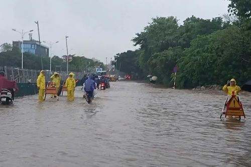 Hà Nội: Mưa lớn diện rộng sáng 15/9, nhiều tuyến đường và hầm chui ngập sâu