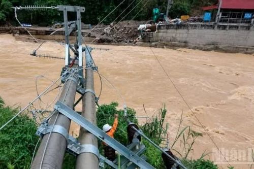 Sẵn sàng ứng phó thiên tai, đưa dòng điện sáng tới bản làng