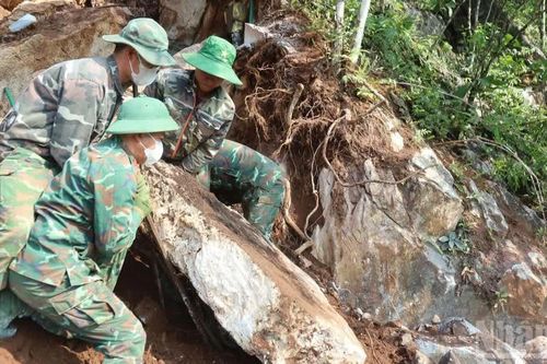 Tìm đồng đội trên điểm cao 685