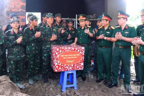 Quân khu 9 động viên lực lượng tham gia chương trình xóa nhà tạm, nhà dột nát