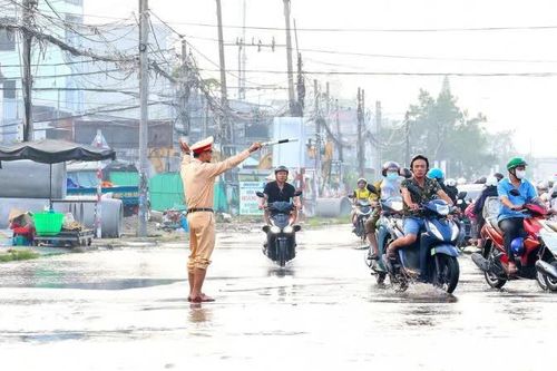 Công an Cần Thơ hỗ trợ người dân đi lại an toàn trong triều cường