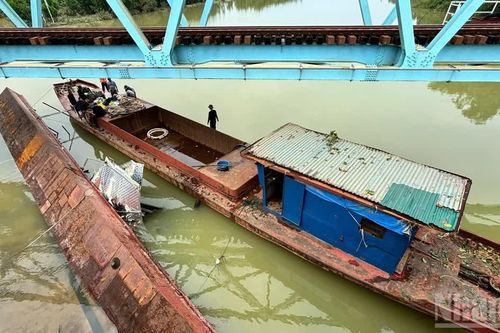 Quảng Trị: Hoàn thành di dời 3 sà-lan mắc kẹt tại cầu đường sắt Mỹ Chánh