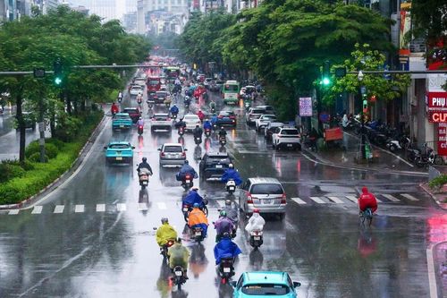 Mưa dông diện rộng ở Hà Nội, cảnh báo xuất hiện lốc, sét