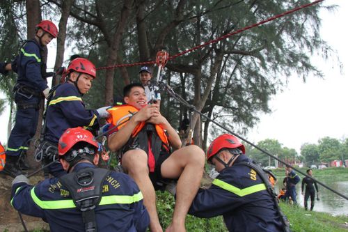 Công an Đà Nẵng thực tập cứu người trong tình huống lũ lớn