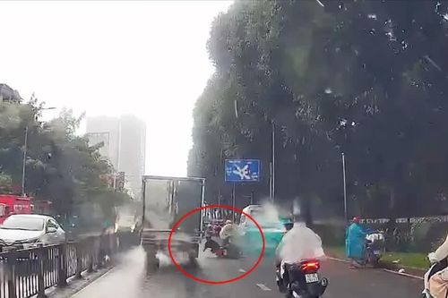 Tìm tài xế taxi và xe máy công nghệ liên quan vụ tai nạn chết người