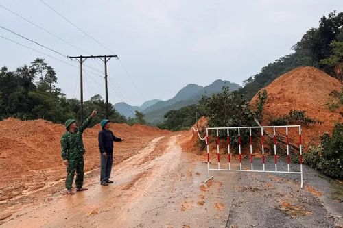 Khôi phục các tuyến giao thông bị sạt lở ở Huế và Quảng Trị