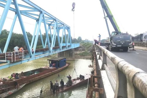 Quảng Trị: Di dời sà lan cuối cùng mắc kẹt tại cầu Mỹ Chánh