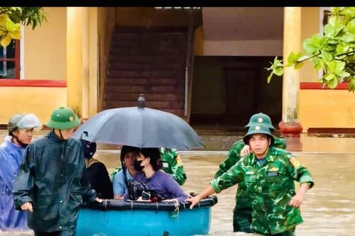 Bộ đội biên phòng đưa người dân Hà Tĩnh ra khỏi vùng ngập lụt