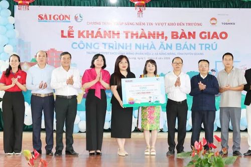 Có nhà ăn bán trú mới, học trò vùng cao Sủng Máng không còn phải chia ca để ăn