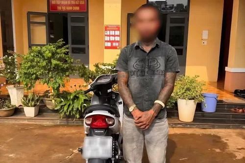 Tịch thu xe máy của nam thanh niên ở Gia Lai khi điều khiển thả 2 tay.