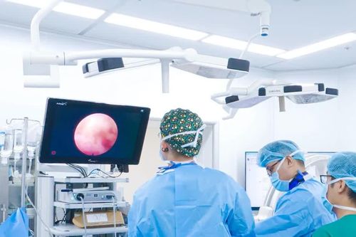 Vết mổ 1 cm, giải ép thần kinh, hàn xương cột sống bằng nội soi