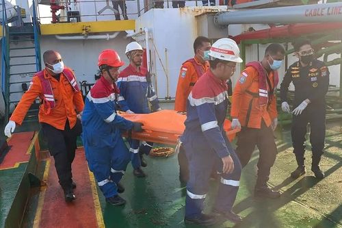 Indonesia nỗ lực tìm kiếm 129 người mất tích trong vụ lật phà
