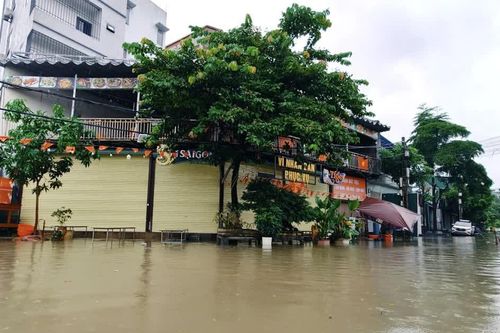 Triều Khúc ngập sâu sau mưa lớn, người dân chật vật di chuyển