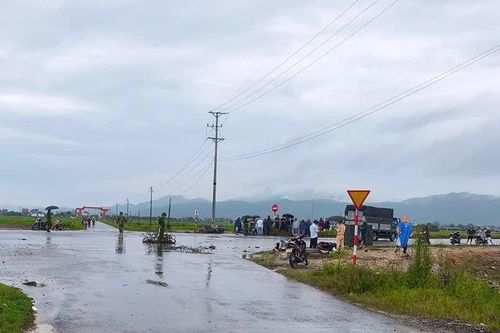Xe máy va chạm ô tô tải, 3 học sinh thương vong ở Hà Tĩnh