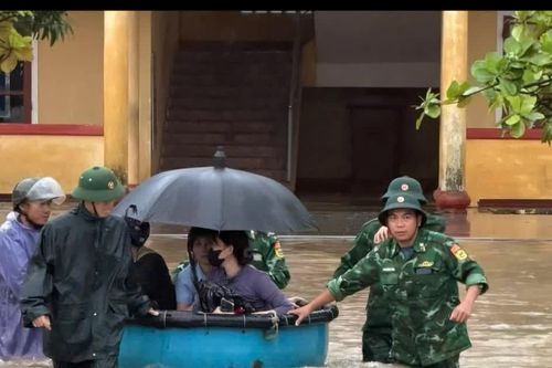 Bộ đội dùng thuyền thúng đưa gần 200 học sinh, giáo viên khỏi trường ngập sâu