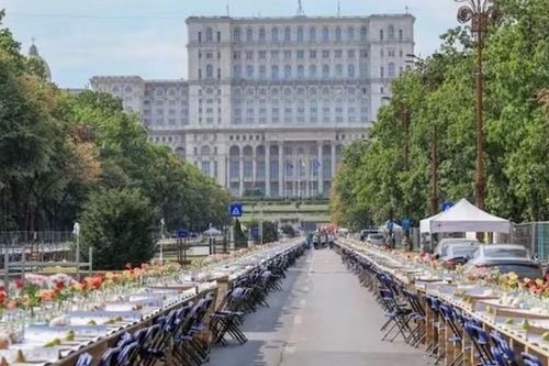 Romania xác lập kỷ lục Guinness với chiếc bàn dài nhất thế giới để gây quỹ từ thiện