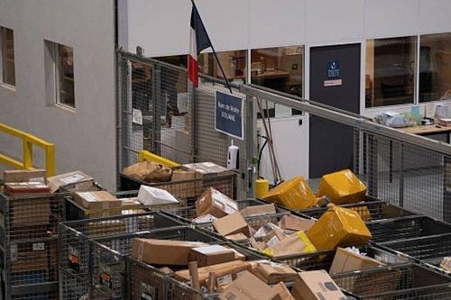 Áp phí mới, EU giảm một nửa lượng bưu kiện nhỏ