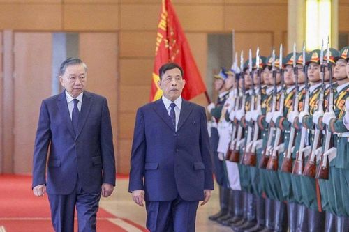 21 loạt đại bác chào mừng Nhà vua và Hoàng hậu Vương quốc Thái Lan thăm Việt Nam