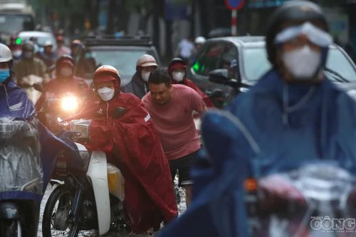 Hà Nội mưa lớn, phố ngập, xe máy chết máy hàng loạt