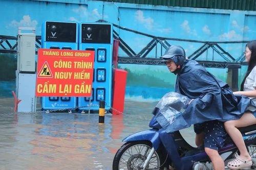 Hà Nội mưa lớn, ngập nhiều tuyến phố và hầm chui, giao thông cao điểm khó khăn
