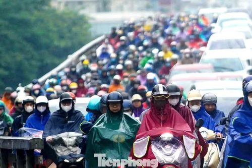 Hà Nội: Dòng xe ken đặc giữa mưa ngập và ùn tắc