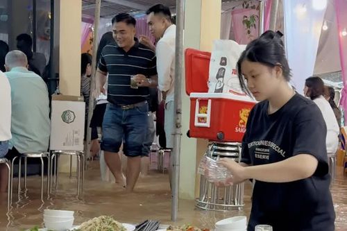 Lội nước ngang đầu gối ăn cưới giữa nước lũ