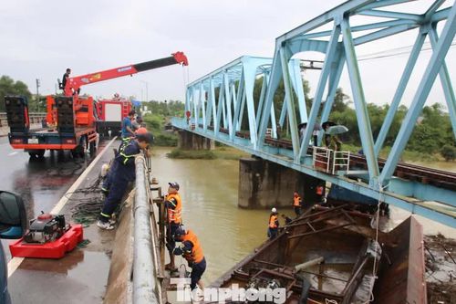 Hàng chục người 'gỡ' sà lan mắc kẹt dưới hai cây cầu ở Quảng Trị