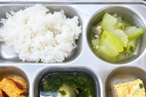 Nghệ An: Xôn xao chuyện suất ăn 'khay nhiều, khay ít'