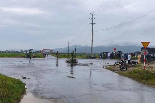 Xe tải va chạm xe máy chở ba học sinh, hai em tử vong
