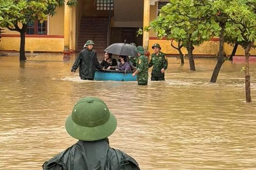 Mưa lớn, trường ngập sâu, bộ đội dùng thuyền thúng sơ tán giáo viên và học sinh